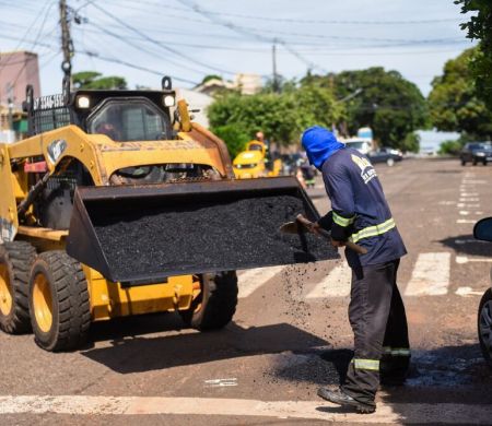 Mutirão de tapa-buracos atende bairros de cinco regiões de Campo Grande&nbsp;