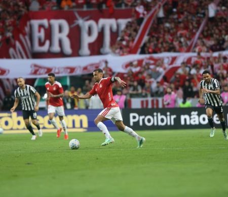 Internacional goleia Botafogo e empurra Corinthians para o Z-4