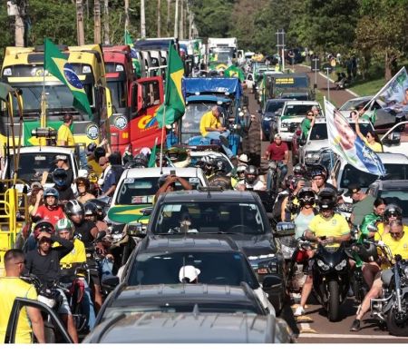 Apoiadores de Flávio Bolsonaro fizeram último ato na Afonso Pena