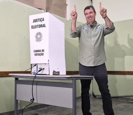 Após votar em Campo Grande, Riedel aposta em vitória de Flávio Bolsonaro