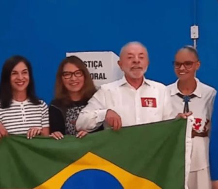Lula ergue bandeira do Brasil após votar em São Bernardo do Campo