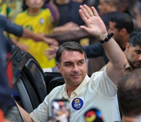 Flávio Bolsonaro vota no Rio e diz: 