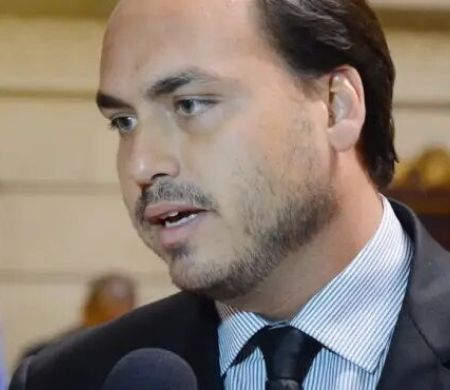 Carlos Bolsonaro declara apoio a Rogério Marinho para o Senado