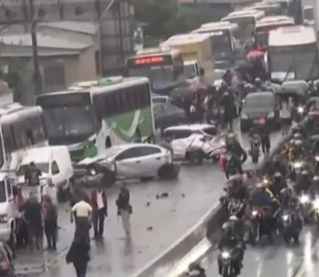 Motorista infarta, morre e provoca engavetamento com 22 veículos na Dutra