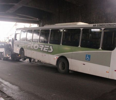 Criminosos espalham terror no Rio e usam ônibus para bloquear ruas