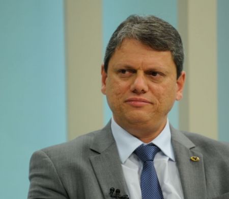 Tarcísio promete indulto a Bolsonaro como primeiro ato se for eleito presidente