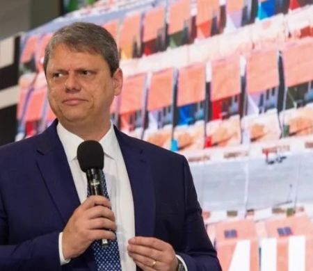 Tarcísio só definirá candidatura em fevereiro, avisa ao Centrão Tarcísio só definirá candidatura em fevereiro, avisa ao Centrão