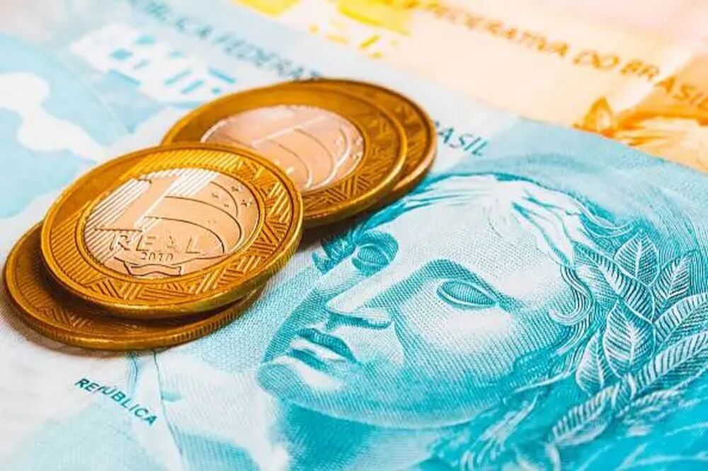 Imagem de moedas e cédulas de Real (Foto:  SOPA Images/LightRocket via Gett)