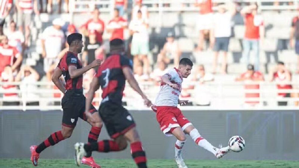 Léo Campos em ação pelo CRB contra o Atlético-GO (Foto: Francisco Cedrim/ASCOM CRB)