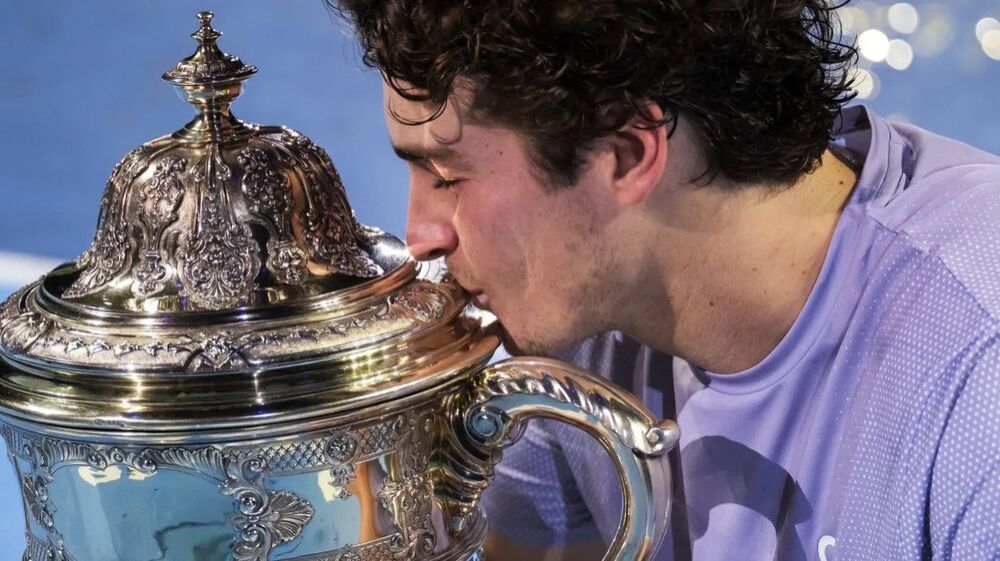 João Fonseca beija o troféu de campeão. (Foto: Reprodução)