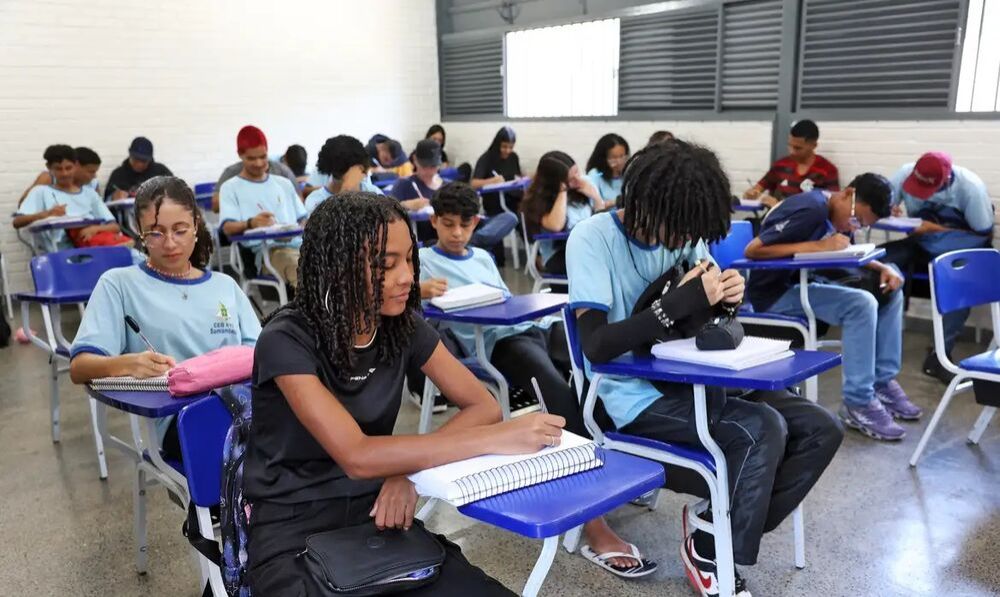 Alunos do Ensino Médio em aula (Foto: José Cruz/ABr)