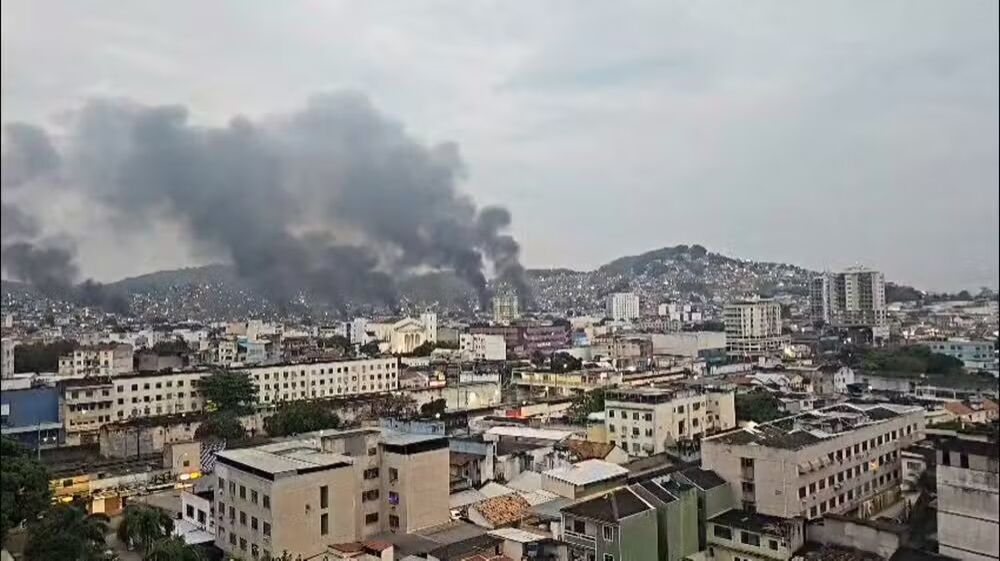 Barricadas em chamas em reação à Operação Contenção (Foto: Reprodução/TV Globo)