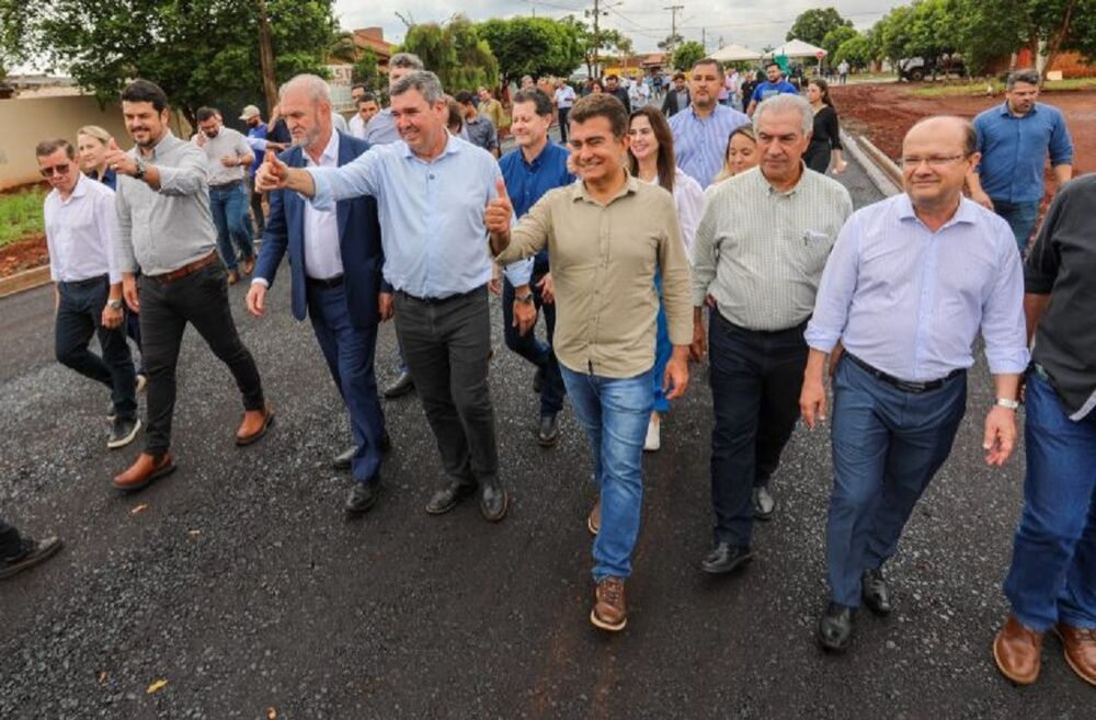 Governador e comitiva são recepcionados pelo prefeito Marçal Filho, em Dourados (Foto: Saul Schramm/Secom)