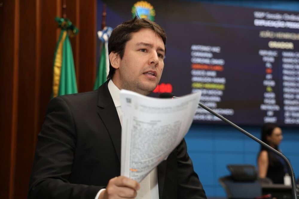 João Henrique em discurso na tribuna da Assembleia. (Foto: Alems)