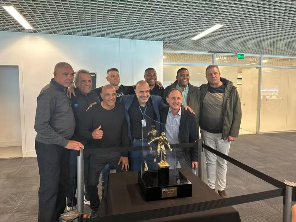 Ex-atletas do Grêmio receberam taça da Supercopa do Brasil, conquistada em 1990 (Foto: Eduardo Moura/RBS TV)