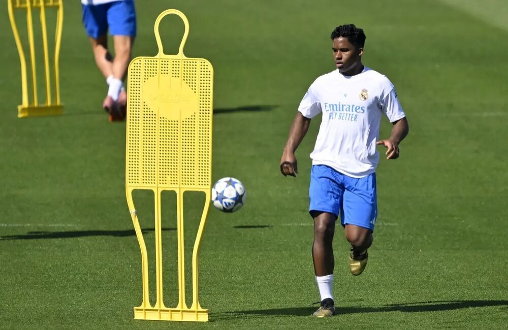 Endrick durante treino no Real Madrid (Foto: Burak Akbuluti/Anadolu via Guetty Images)