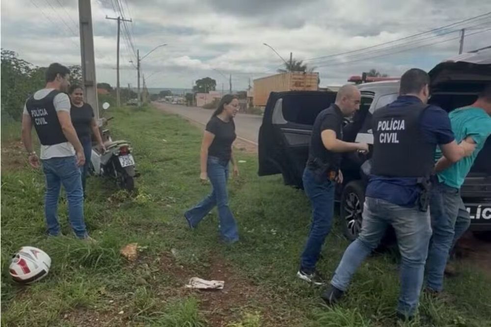 Homem foi preso após bater no carro da DAM. (Foto: PCMS/Divulgação)