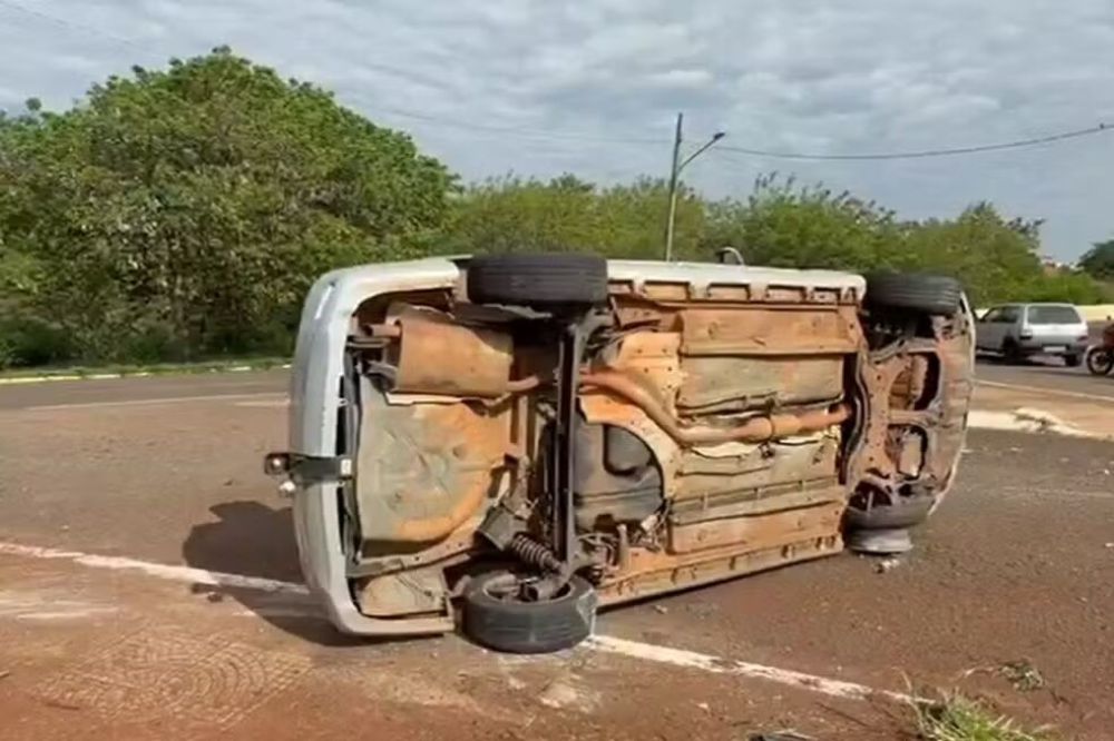 Carro capota depois de pneu estourar ao passar por buraco.  (Foto: Vivian Krajewski)