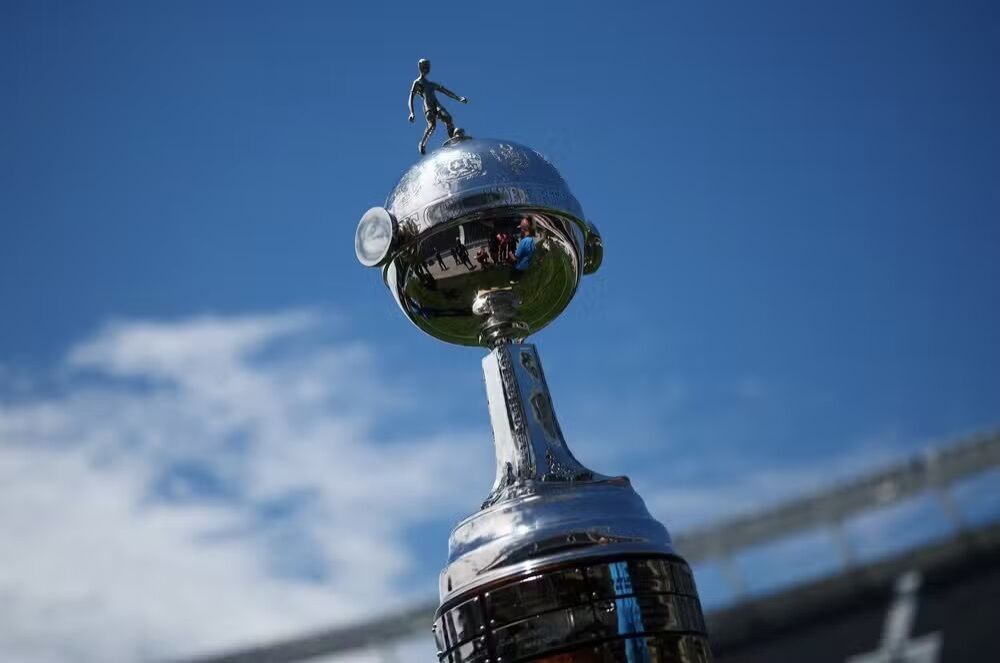 Taça Troféu da Libertadores, no Monumental de Núñez, palco da final entre Atlético-MG e Botafogo (Foto: Agustin Marcarian/Reuters)