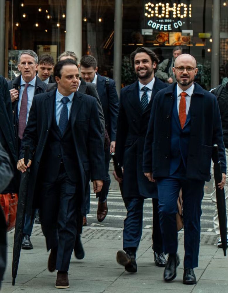 Felipe Massa e seu irmão Dudu Massa chegam à Corte Inglesa com os advogados Bernardo Viana, Nick de Marco, Kendrah Potts, Rowan Senett, Luke Duggan, Jeffrey Sullivan e Callum Nichols (Foto: Lucas Pacheco)