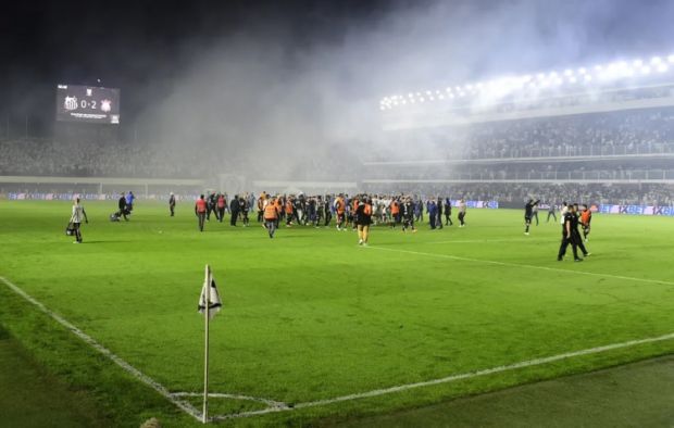 Em jogo encerrado por confusão, Corinthians vence clássico contra o Santos  pelo Brasileirão
